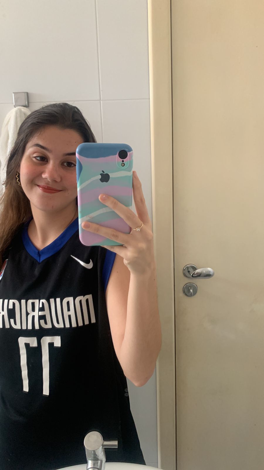 Ester de camisa de basquete no espelho
